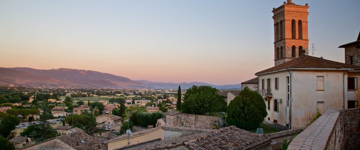 Spello que incluye elementos del patrimonio, una puesta de sol y vistas de paisajes