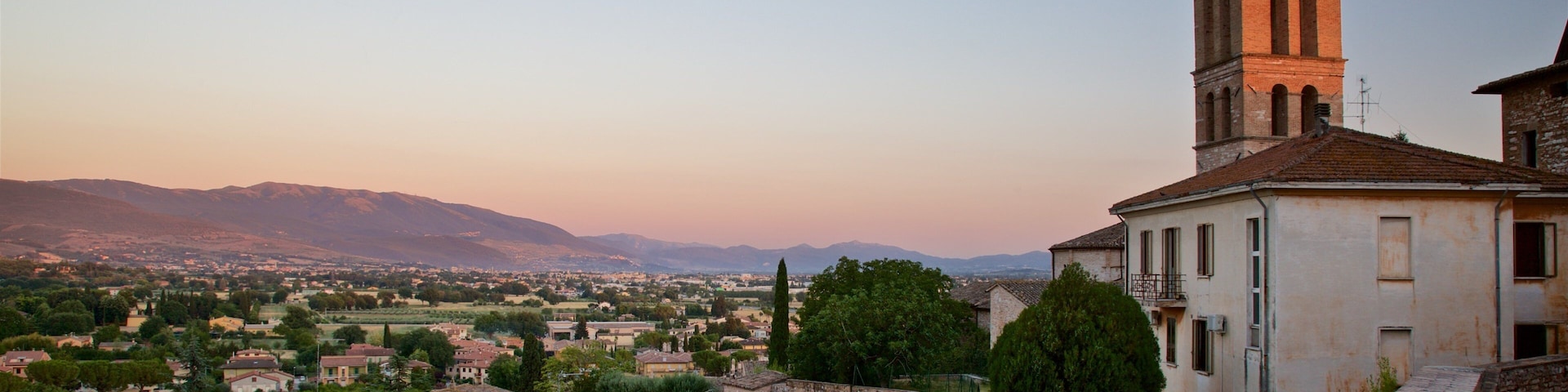 Spello que inclui elementos de patrimônio, um pôr do sol e paisagem