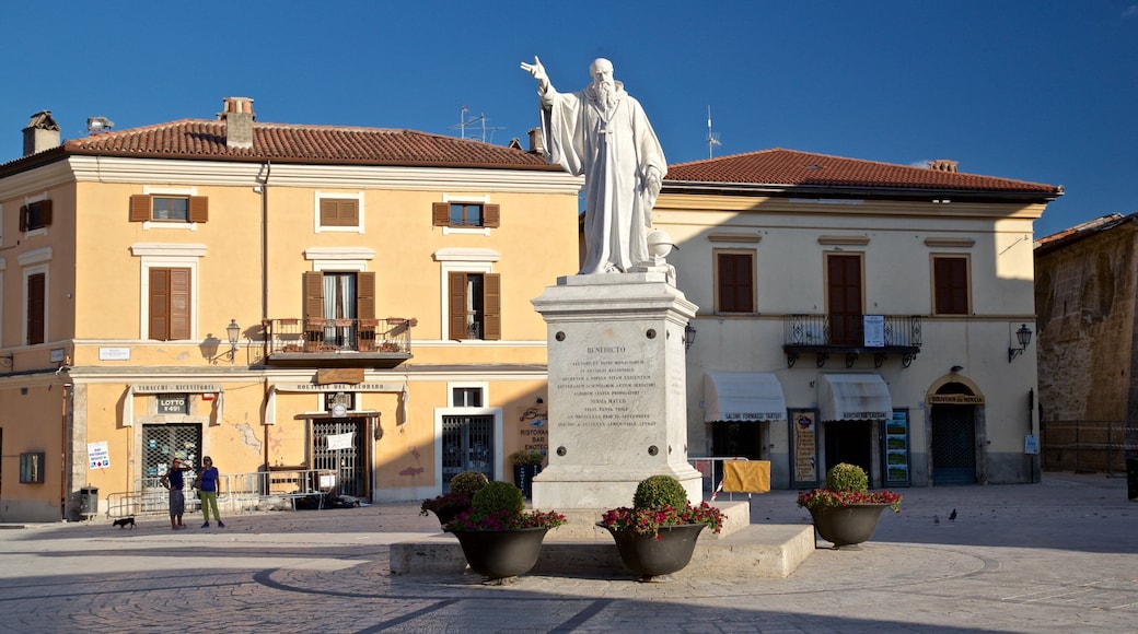 Norcia ofreciendo flores y una estatua o escultura