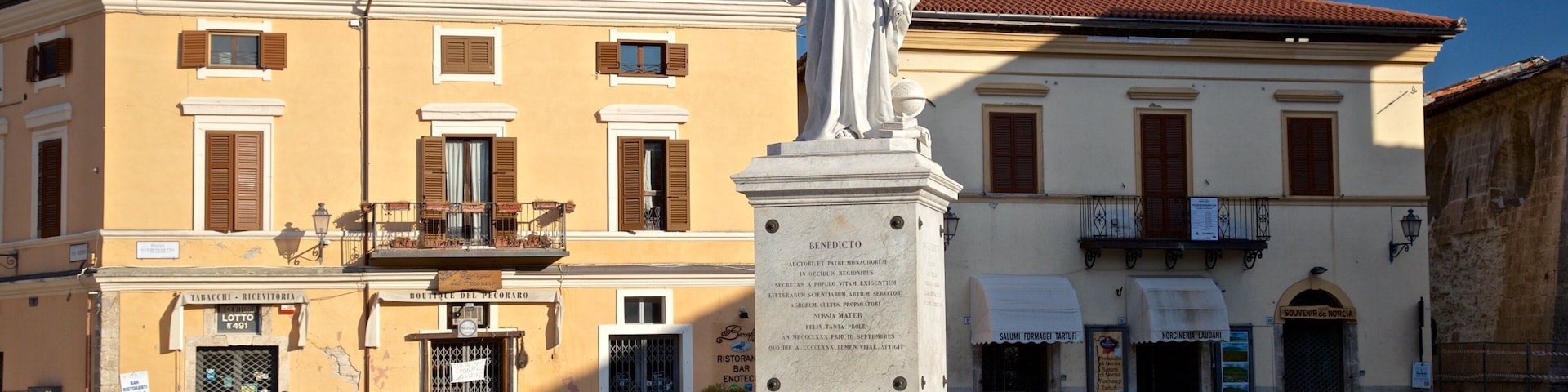 Norcia que inclui uma estátua ou escultura e flores