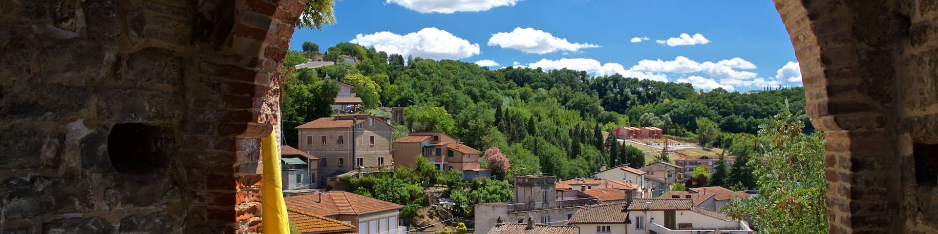 Deruta showing a small town or village