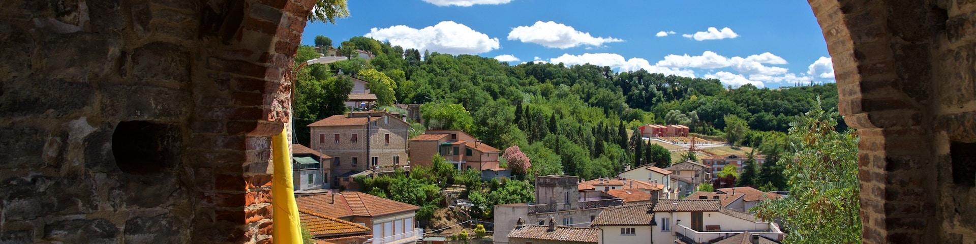 Deruta mit einem Kleinstadt oder Dorf