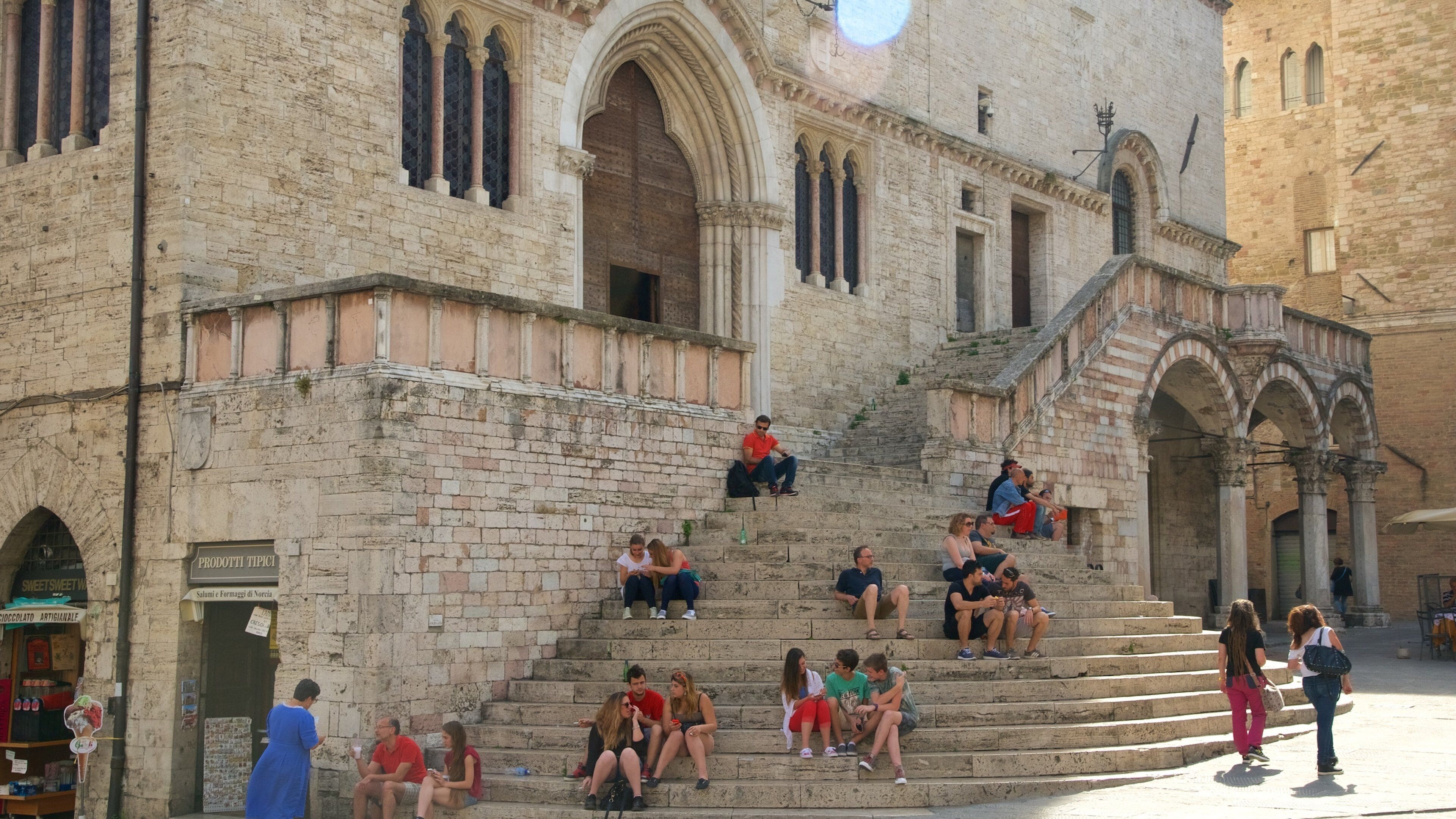 Palacio del Prior que incluye patrimonio de arquitectura y también un gran grupo de personas