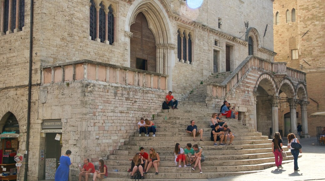Palazzo dei Priori showing heritage architecture as well as a large group of people