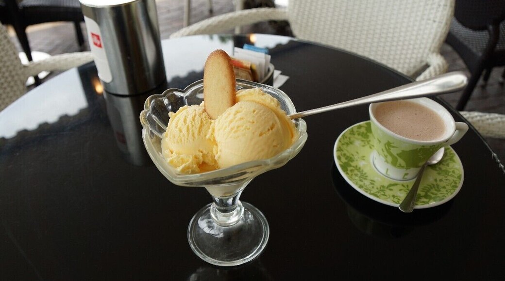 Delicious Vanilla Gelati. I could have eaten this until my stomach hurt and then just one more spoonful...