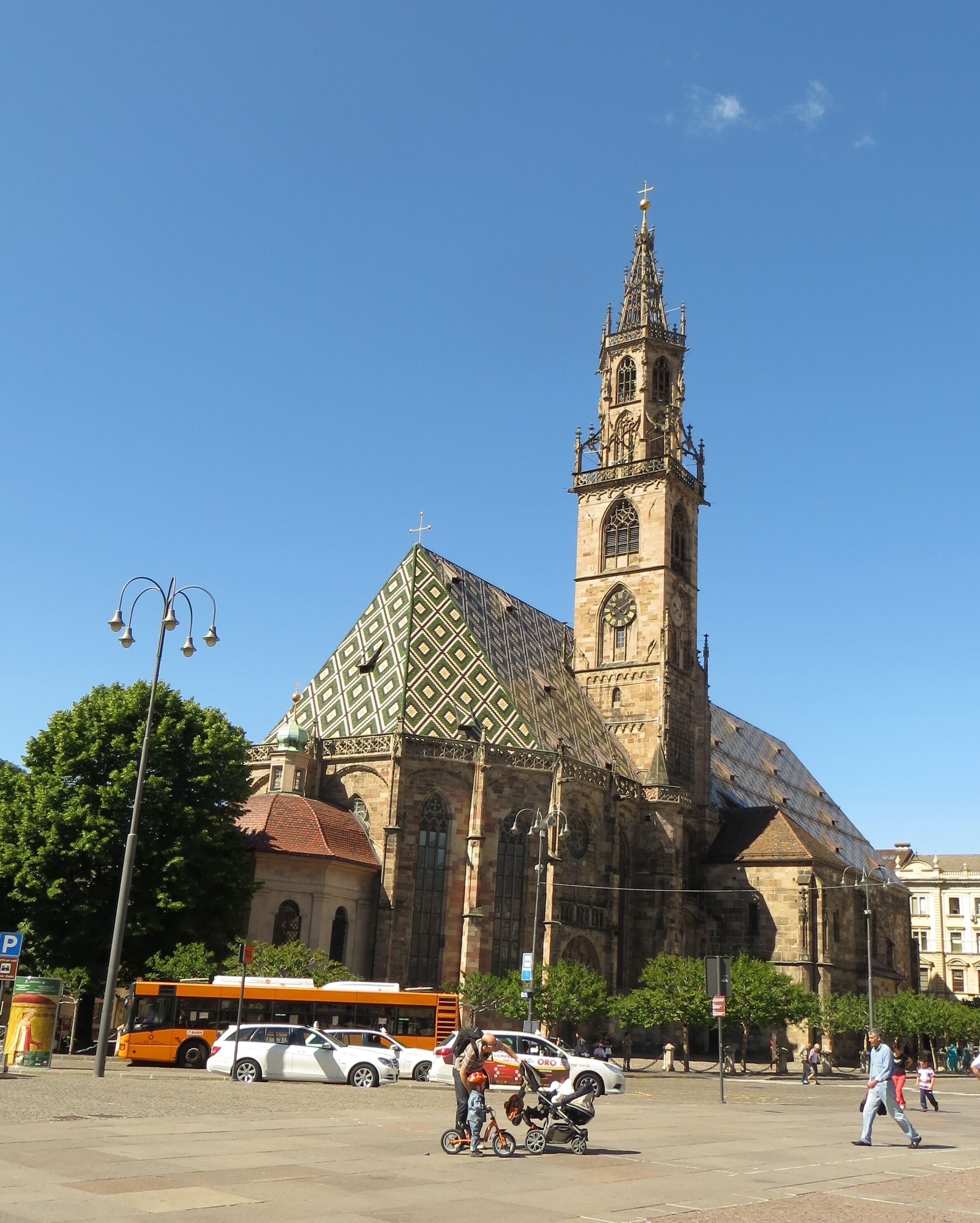 Una iglesia histórica con una torre alta y un tejado con diseño.