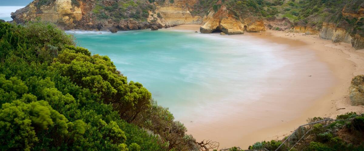 Warrnambool mostrando una bahía o puerto, costa rocosa y una playa