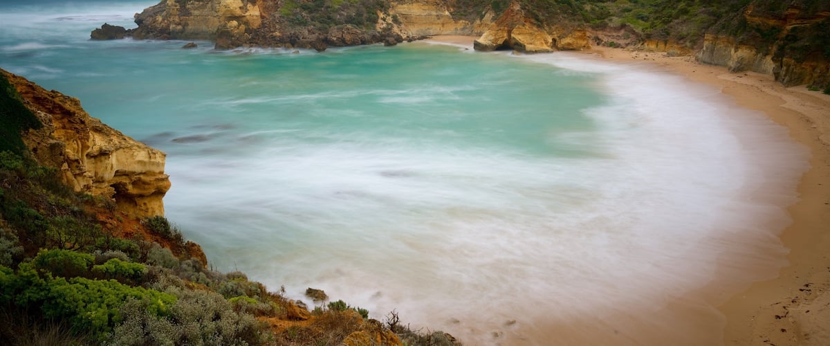Warrnambool montrant plage, baie ou port et cÎte escarpée