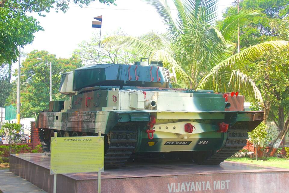 Un tanc militar exposat amb un cartell que diu "VIJAYANTA MBT".