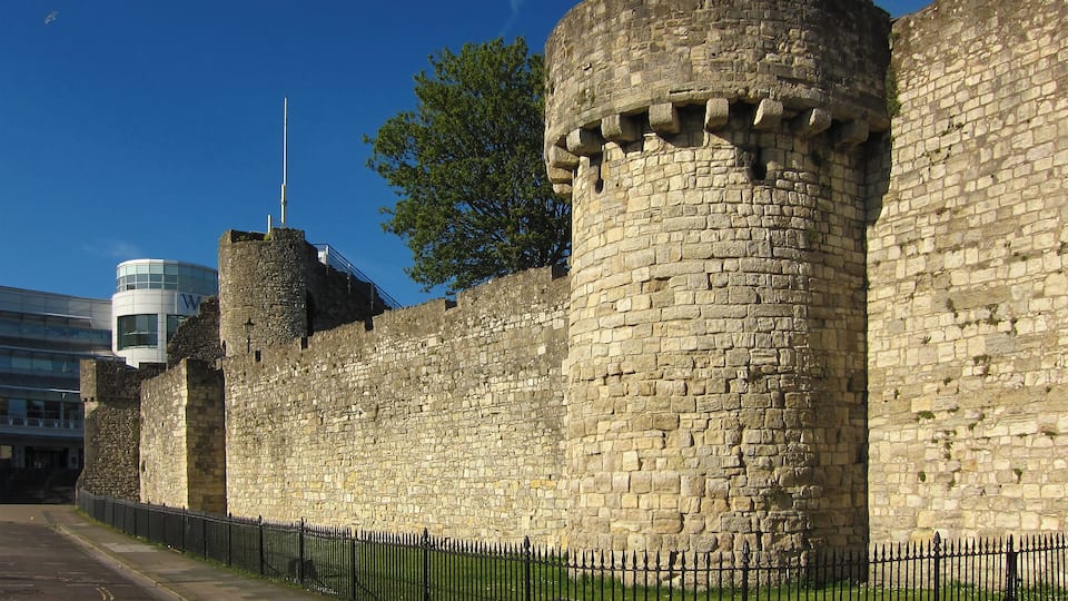 Town wall: section from 75yds (70m) E of Arundel Tower to limit of castle site including Arundel and Catchcold Towers Wikidata has entry Q17650489 with data related to this item.