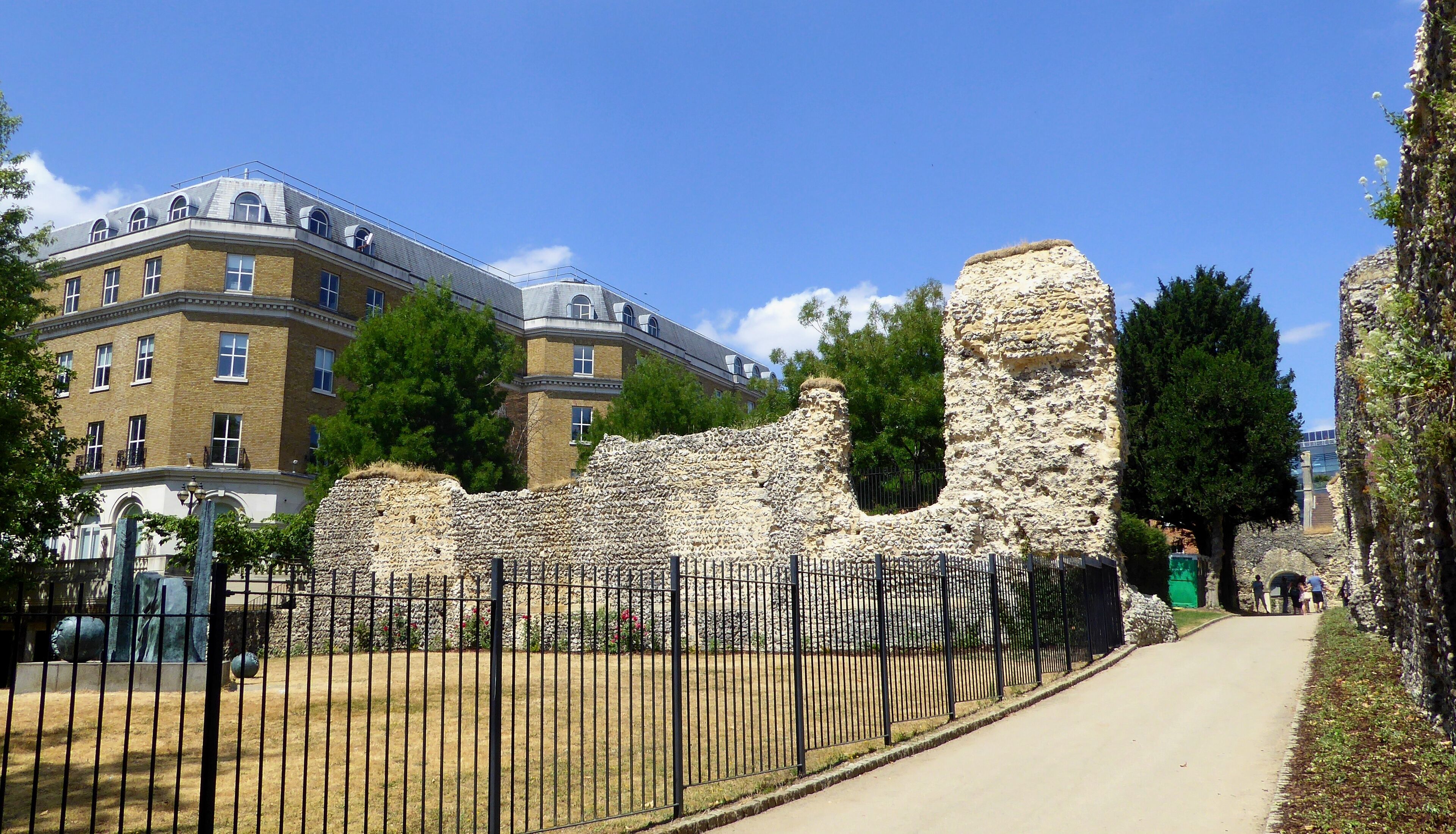 The refectory wall of Reading Abbey, as seen from the southeast.