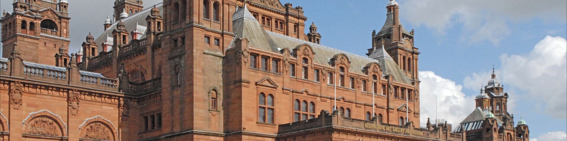 Le bâtiment a été ouvert au public en 1901 dans le parc Kelvingrove. "Most of the founding contents were bequeathed by Archibald McLellan, a coach builder, who died in 1854. His name lives on at the McLellan Galleries in Sauchiehall Street. Objects from overseas expeditions by such famous explorers as David Livingstone, Charles Darwin and Captain Cook were added to the collections. The total number of objects in the collections now stands at over 200,000 items. " www.glasgowmuseums.com/venue/index.cfm?venueid=4 Le musée Kelvingrove est un musée universel avec des collections d'histoire naturelle, des objets d'art, des objets de mémoire. La muséographie n'est pas traditionnelle et s'apparente plutôt à celle d'un immense centre d'interprétation. Le volet pédagogique y est très développé et les ateliers pour les jeunes sont très nombreux.