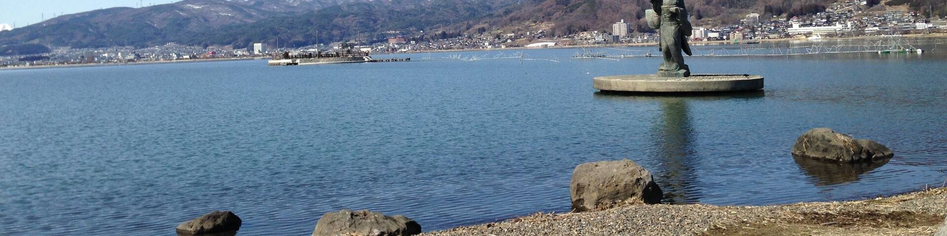 諏訪湖にある初島と「本朝廿四孝・奥庭狐火の段」の像