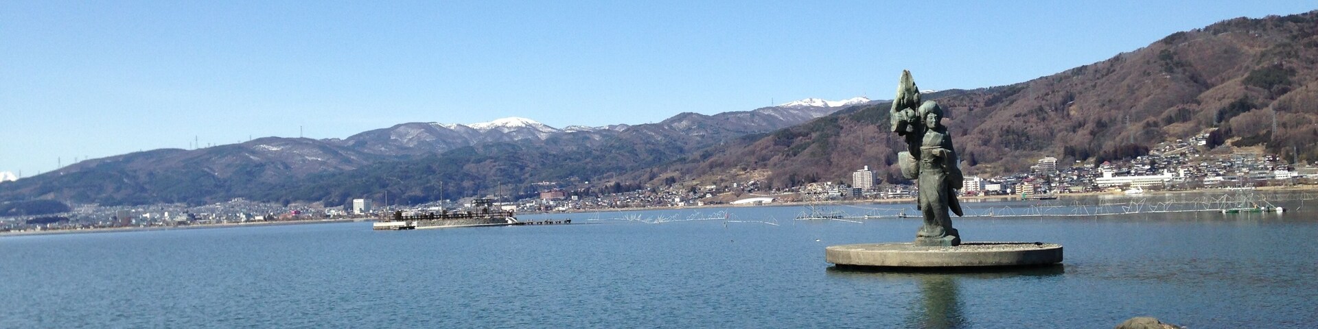 諏訪湖にある初島と「本朝廿四孝・奥庭狐火の段」の像
