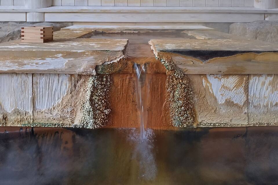 Uma estrutura de madeira com uma pequena cascata.