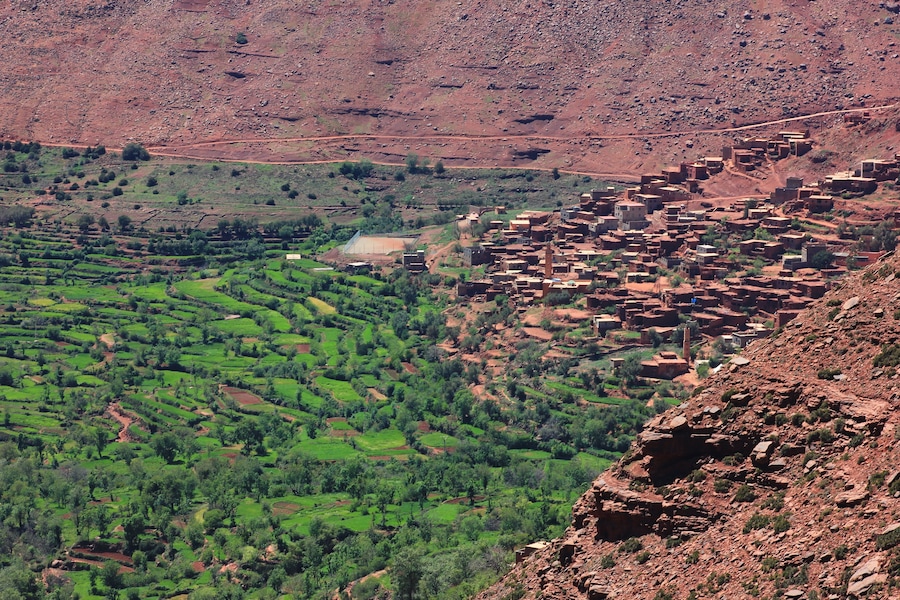 Un paesaggio agricolo a terrazze con un villaggio costruito sul pendio.
