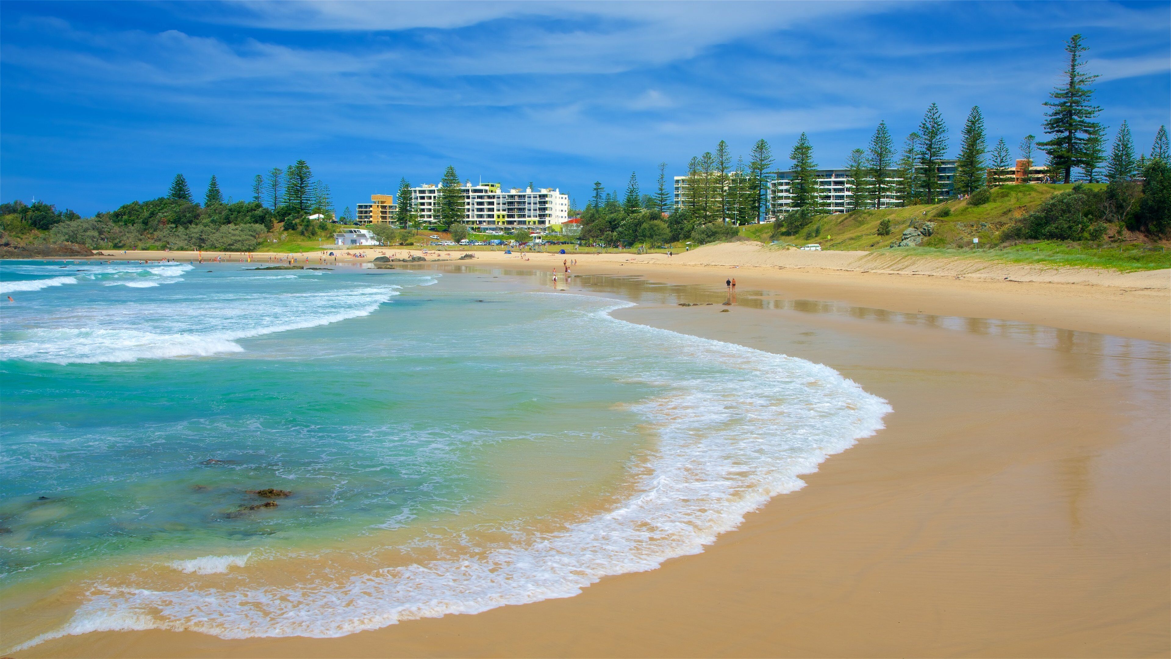 Port Macquarie mostrando surfe, uma baía ou porto e uma praia de areia