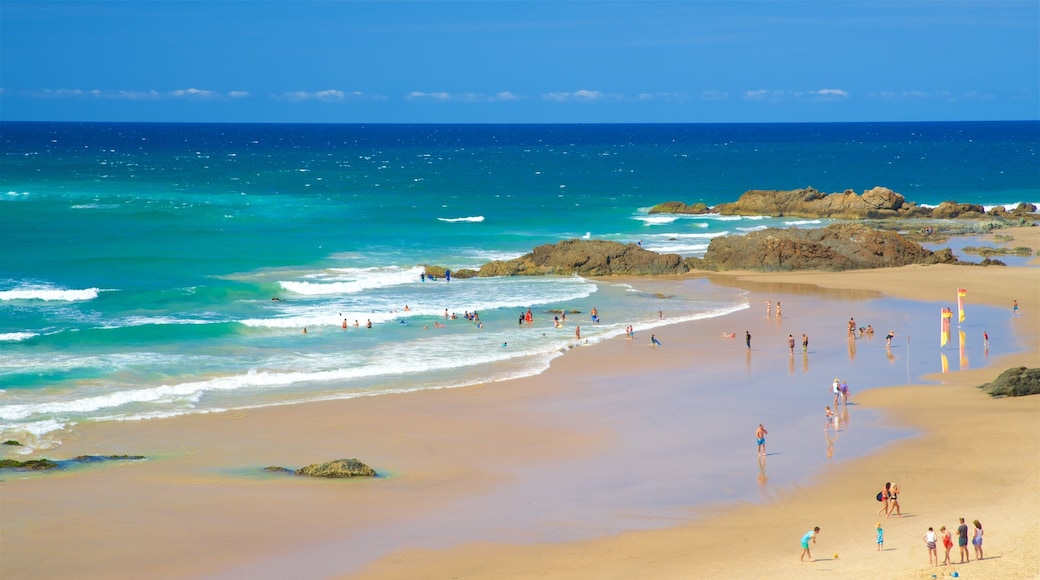 Port Macquarie fasiliteter samt klippelandskap, bølger og sandstrand