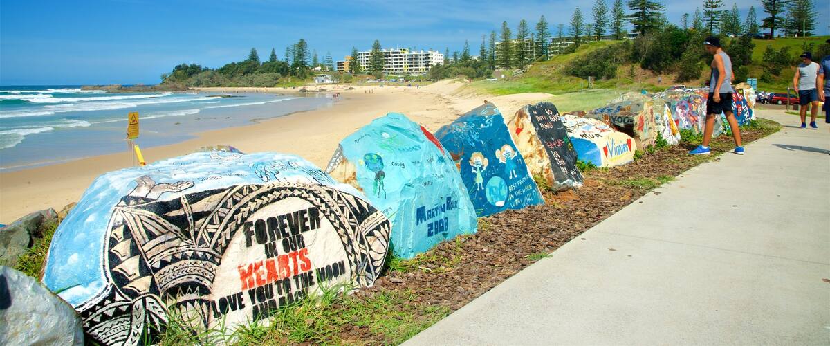 Port Macquarie que incluye una playa, surf y una bahía o puerto