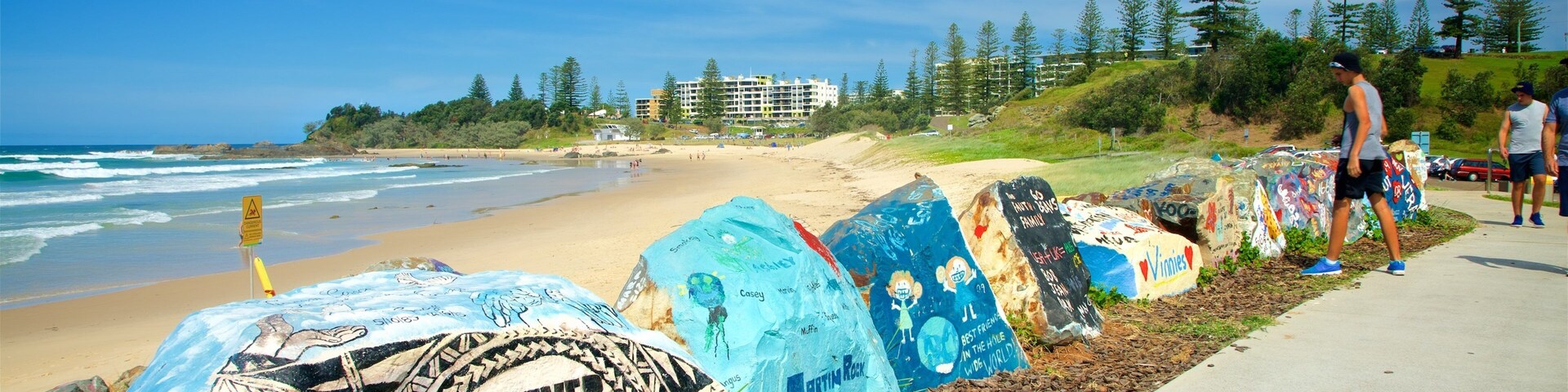 Port Macquarie que incluye una bahía o un puerto, surf y una playa