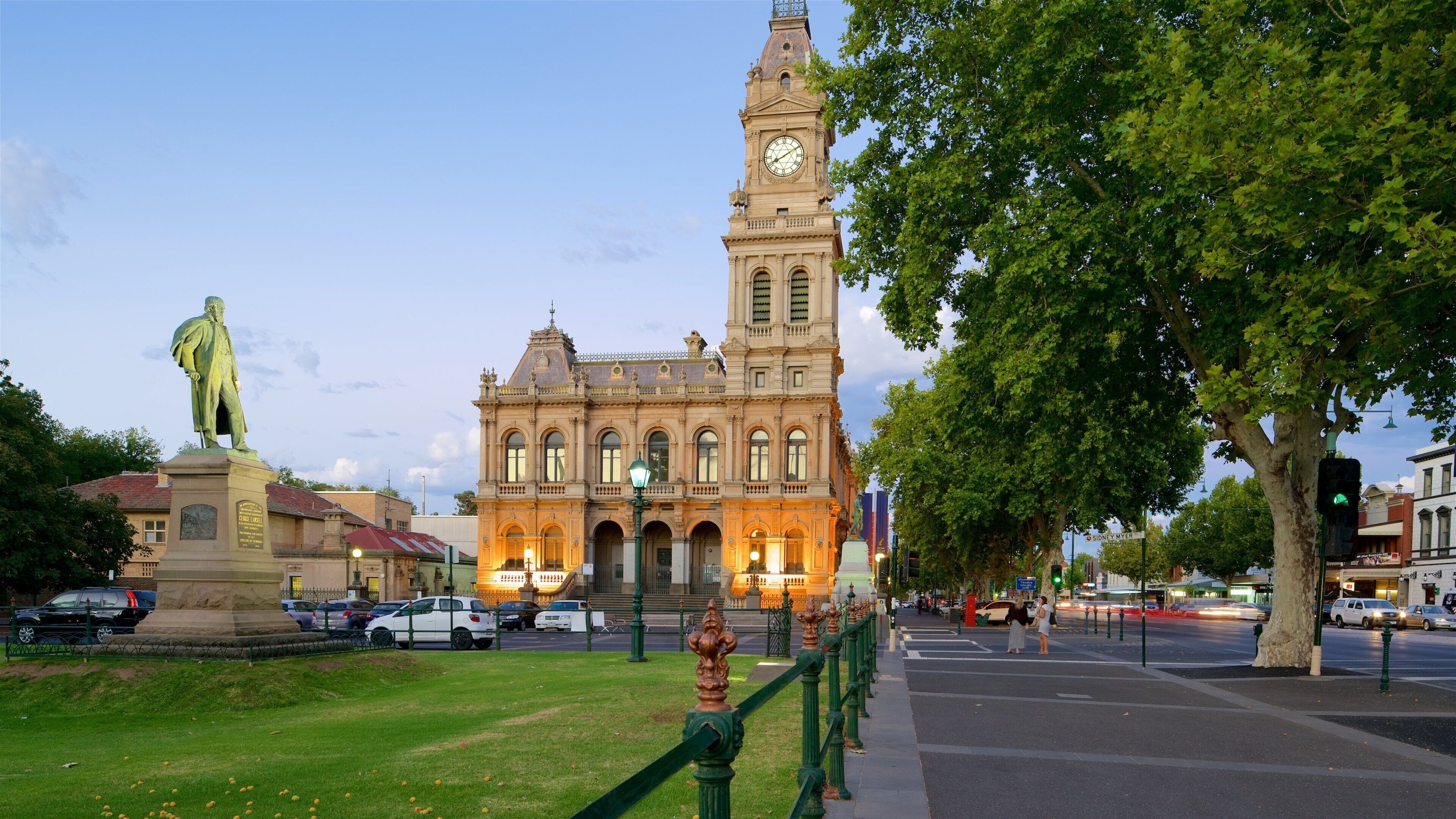 Bendigo featuring street scenes, a statue or sculpture and heritage architecture