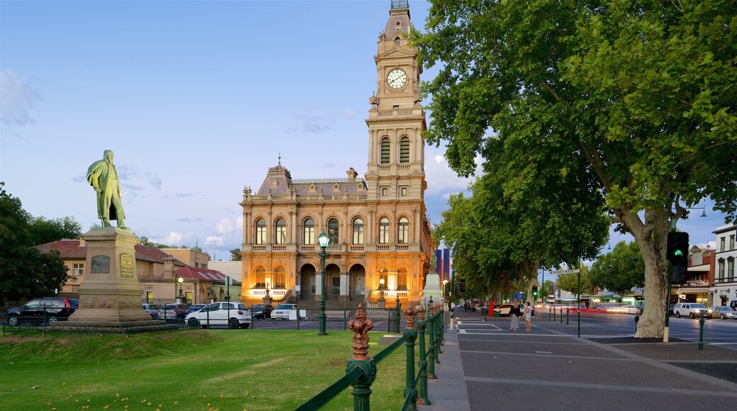 Bendigo featuring street scenes, a statue or sculpture and heritage architecture