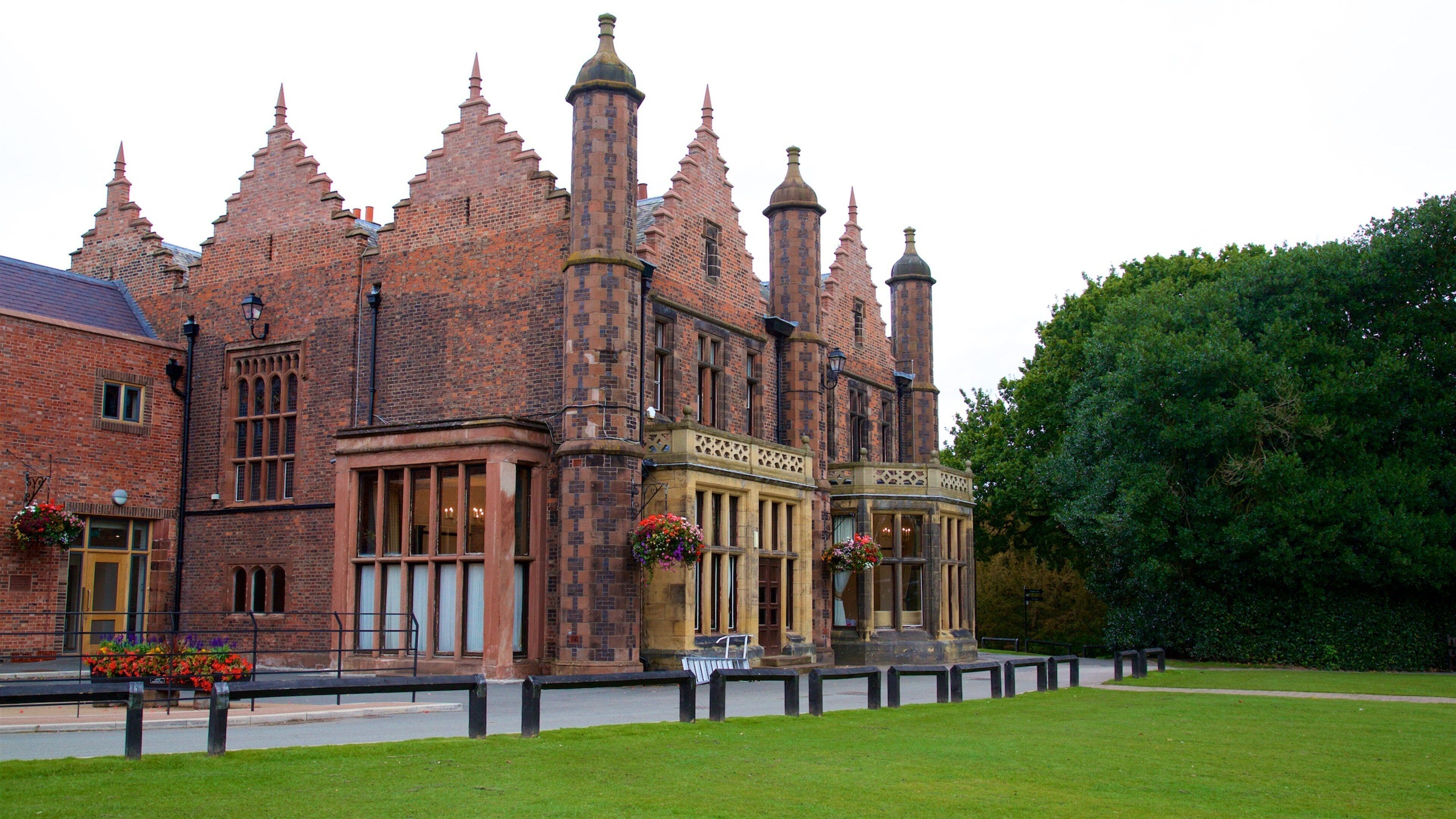 Warrington que incluye arquitectura patrimonial, un parque y una iglesia o catedral