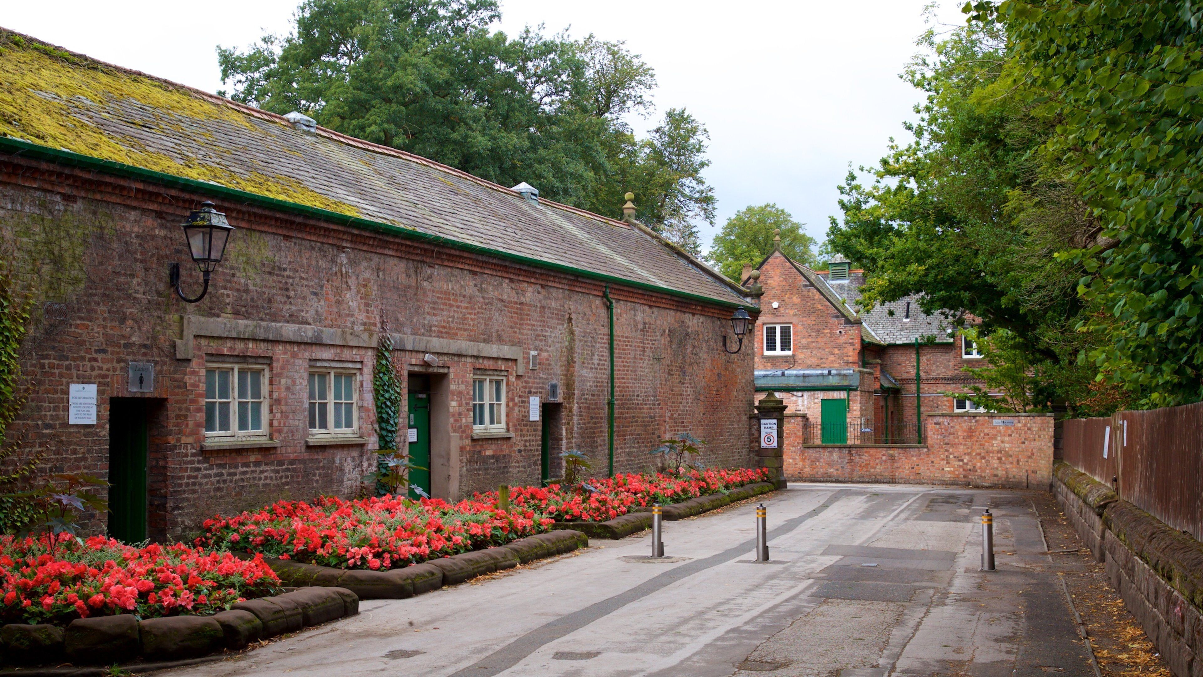 Warrington fasiliteter samt blomster