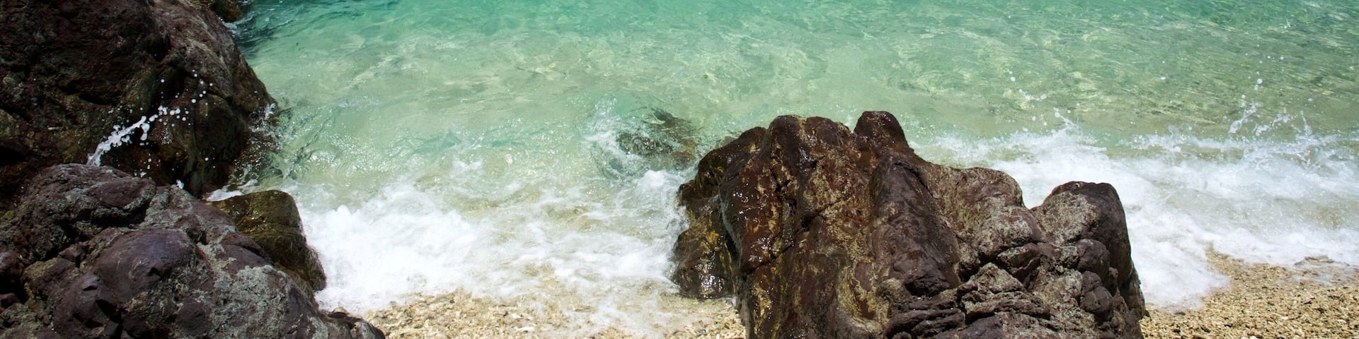 Daydream Island showing rocky coastline, a pebble beach and landscape views