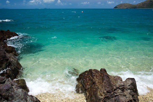 Daydream Island showing rugged coastline, a pebble beach and landscape views