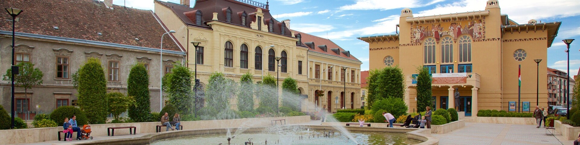 Sopron caracterizando uma praça ou plaza, uma fonte e cenas de teatro