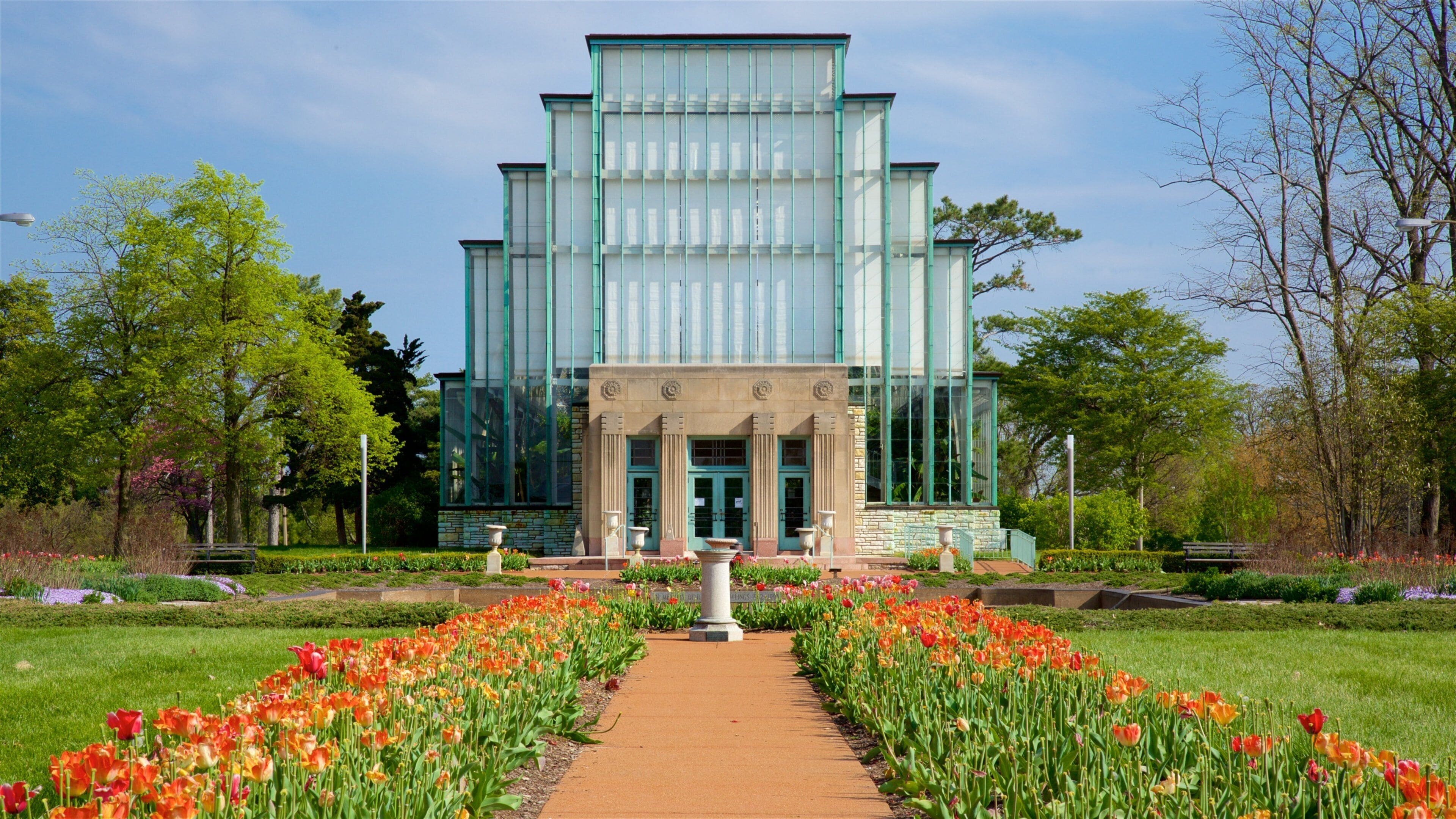 Forest Park og byder på en have, moderne arkitektur og vilde blomster