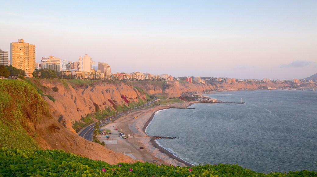 Lima che include vista del paesaggio, tramonto e spiaggia
