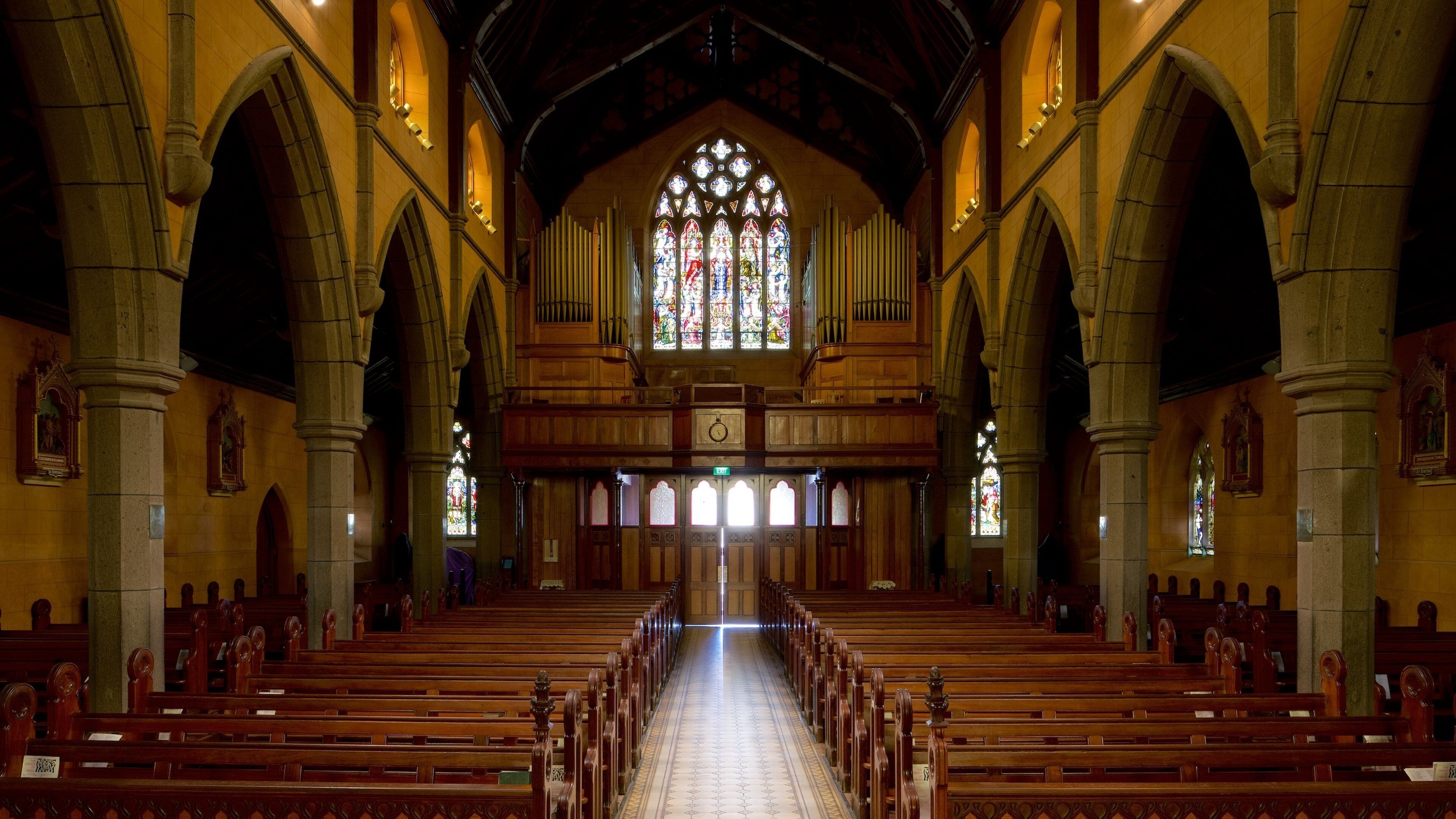 Ballarat which includes heritage architecture, a church or cathedral and interior views