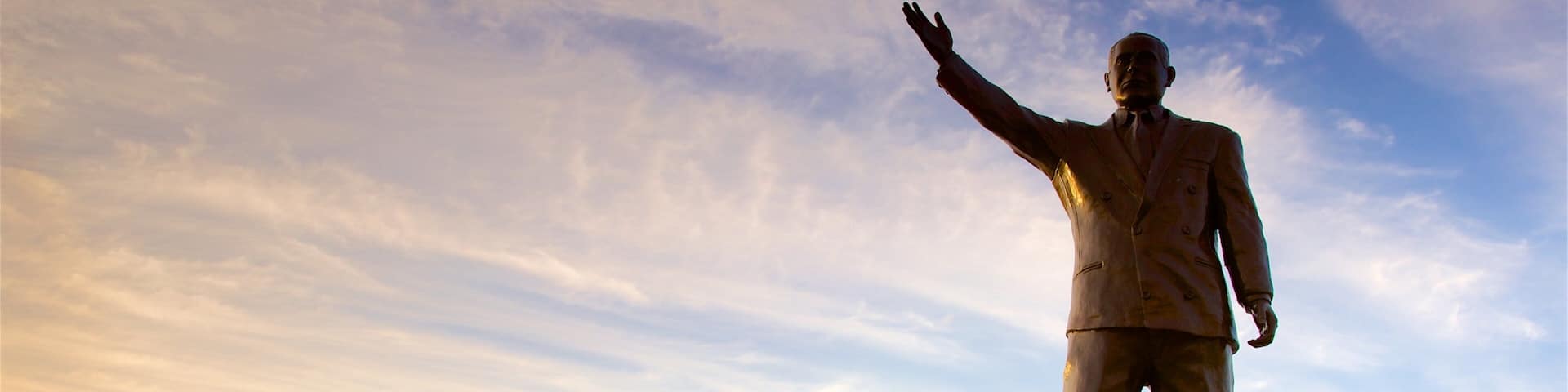 Cozumel que incluye crucero, una estatua o escultura y una puesta de sol