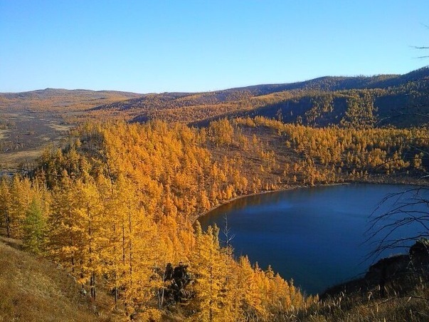 Heavenly Lake (天池)
It seems that a crater lake or sky pond (formed by a volcanic eruption) translates into Chinese as Heavenly Lake. At 1322m above sea level this is the third highest Heavenly Lake in China. It is a short and steep climb up a considerable number of steps that are flanked with pine trees.