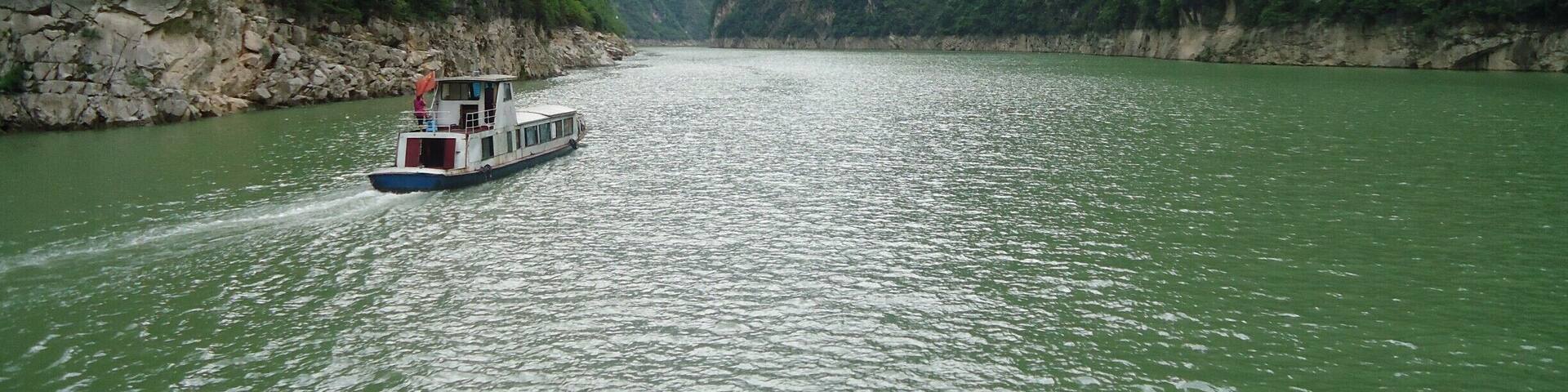 Emerald green water and Beautiful gorges were one of the best highlights of Yangtze River Cruise.
Read More:
https://driftingvoyage.com/2014/09/13/yangtze-river-cruise/
#china #yangtze #river #cruise #green #waters #waterways #boatride #moutains