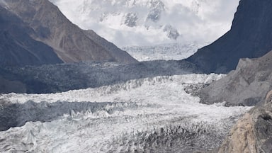 Un glaciar con picos nevados al fondo.