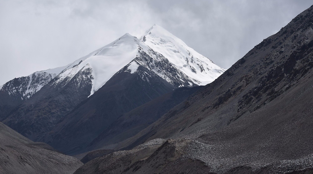 Probably an unnamed peak. The mountains must be extraordinary to even get a name. So many mountains over 25,000 ft hight.