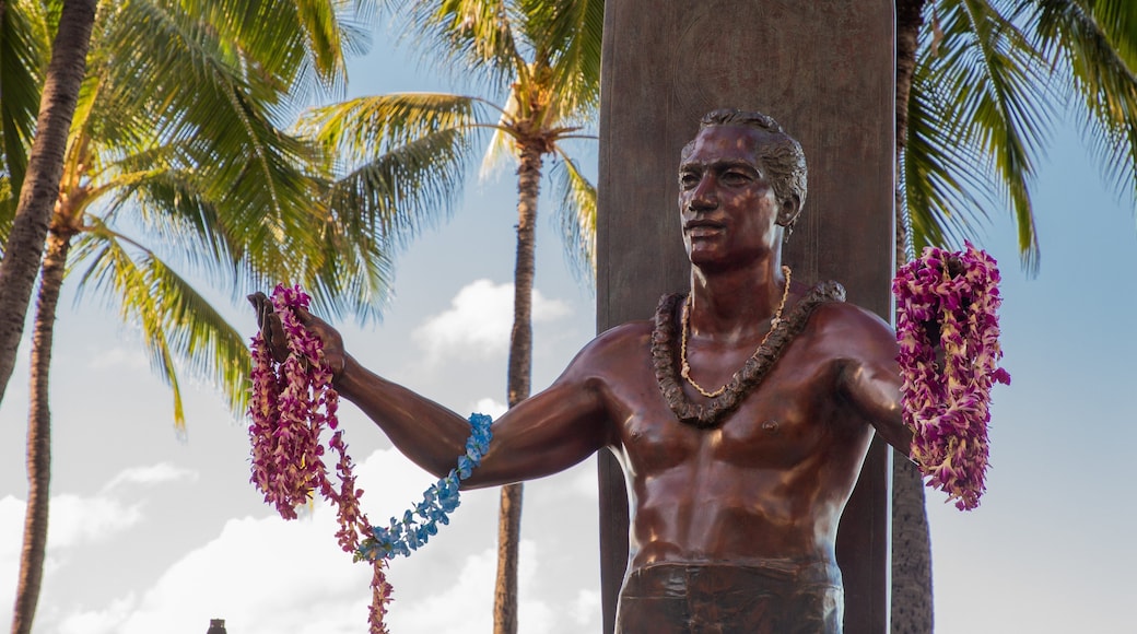 Duke Kahanamoku Statue which includes a statue or sculpture