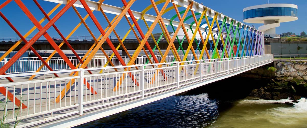 Avilés mostrando un río o arroyo y un puente