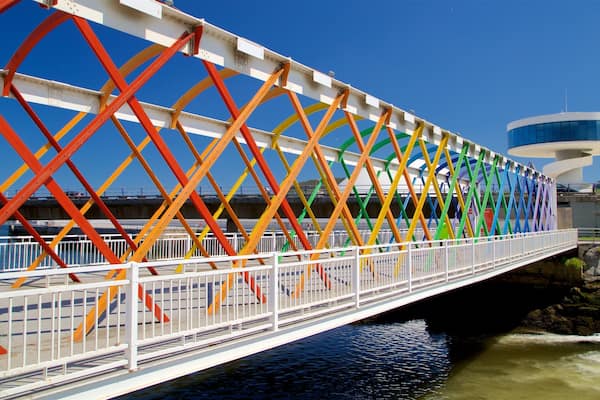 Aviles das einen BrĂŒcke und Fluss oder Bach