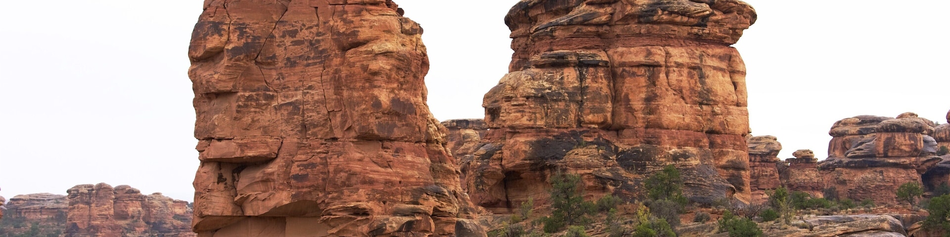 Deux formations rocheuses imposantes se dressent sur un paysage désertique.