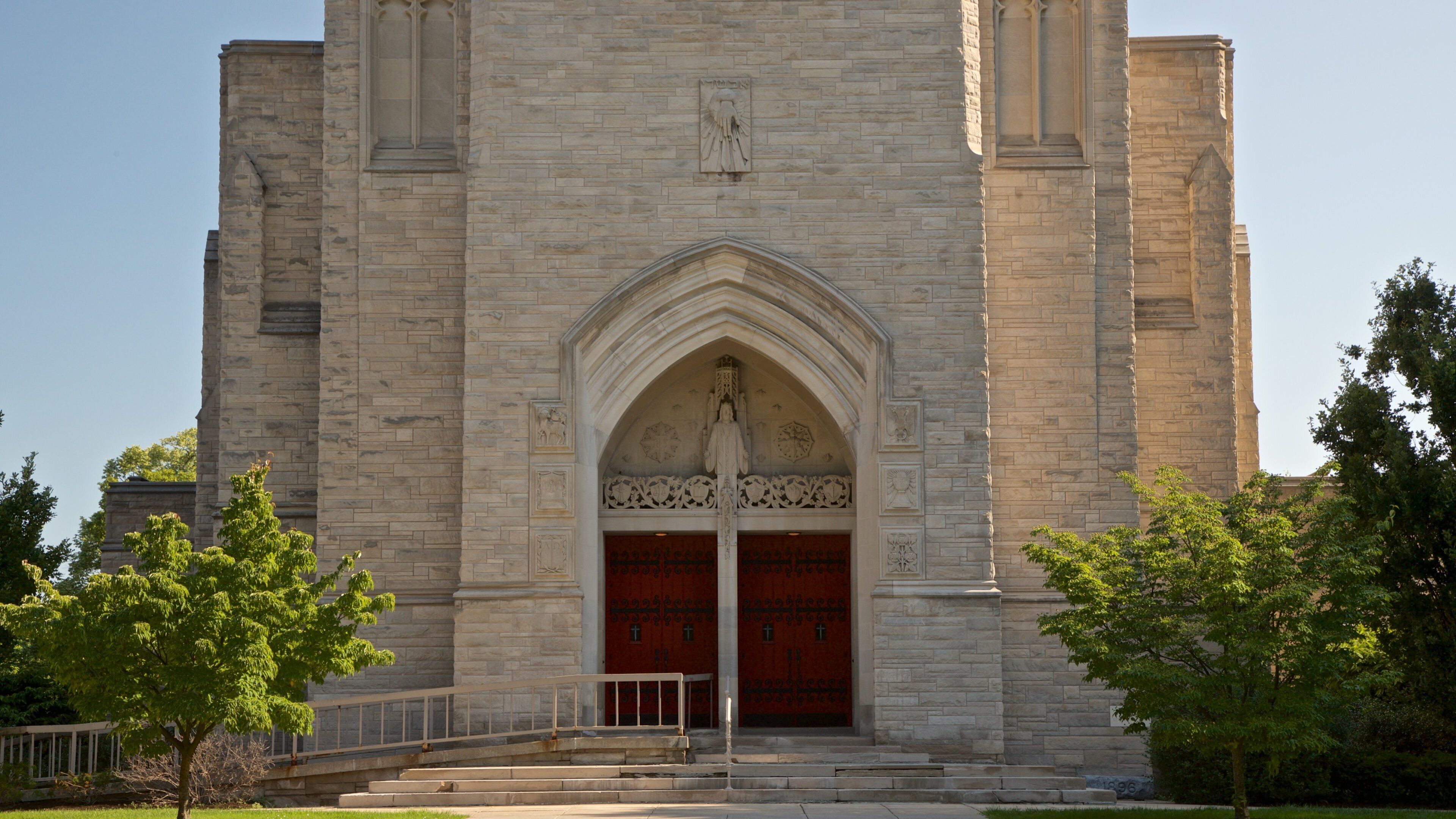 Rochester which includes heritage architecture and a church or cathedral