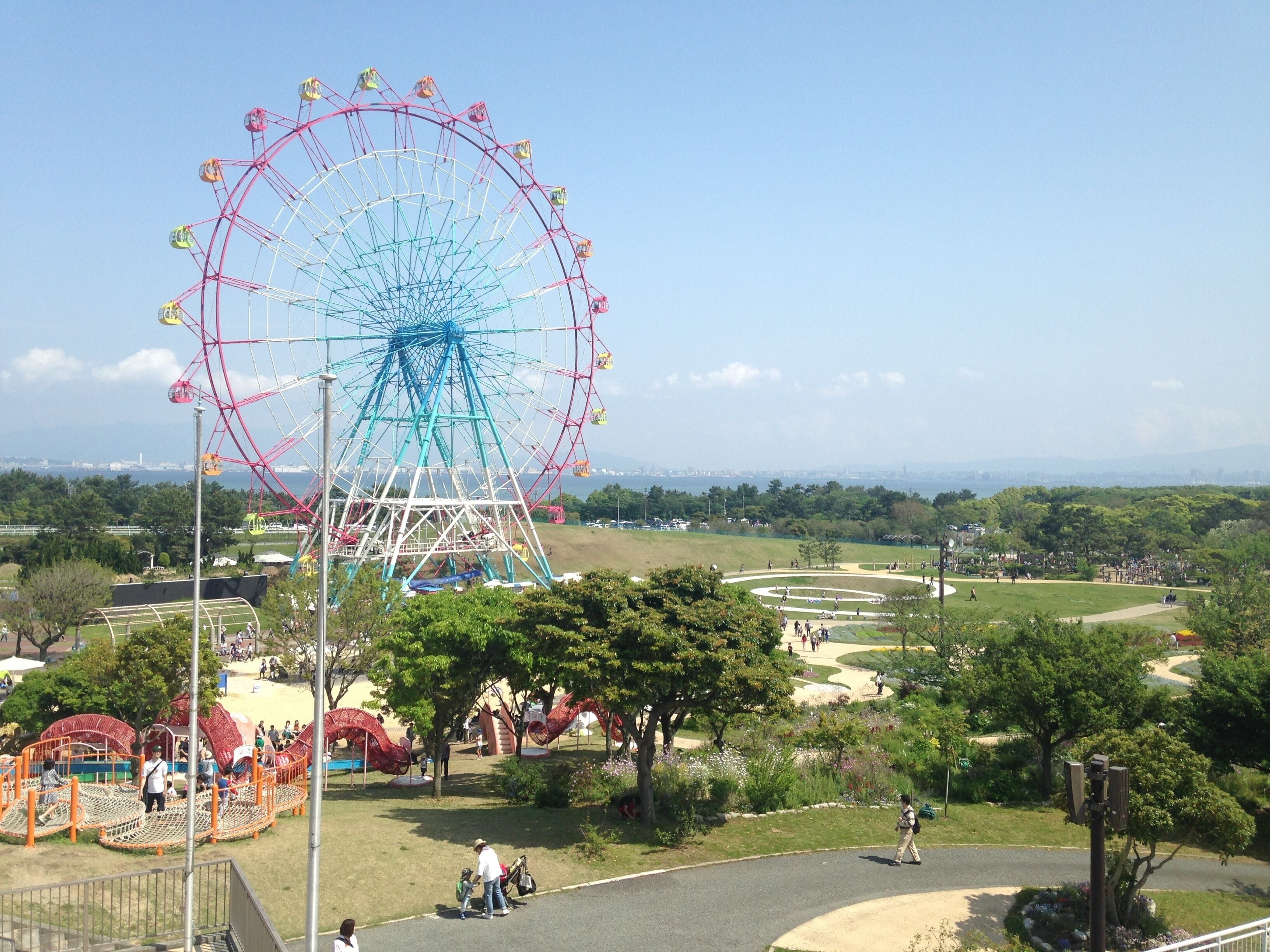 海の中道海浜公園より望む博多湾と観覧車