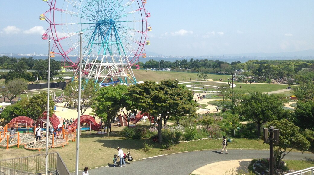 海の中道海浜公園より望む博多湾と観覧車