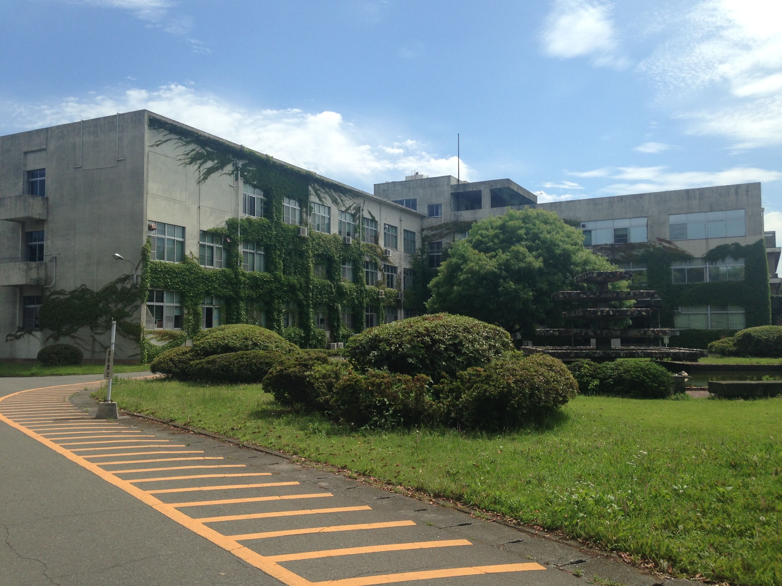 九州大学箱崎キャンパス・文学部棟と池