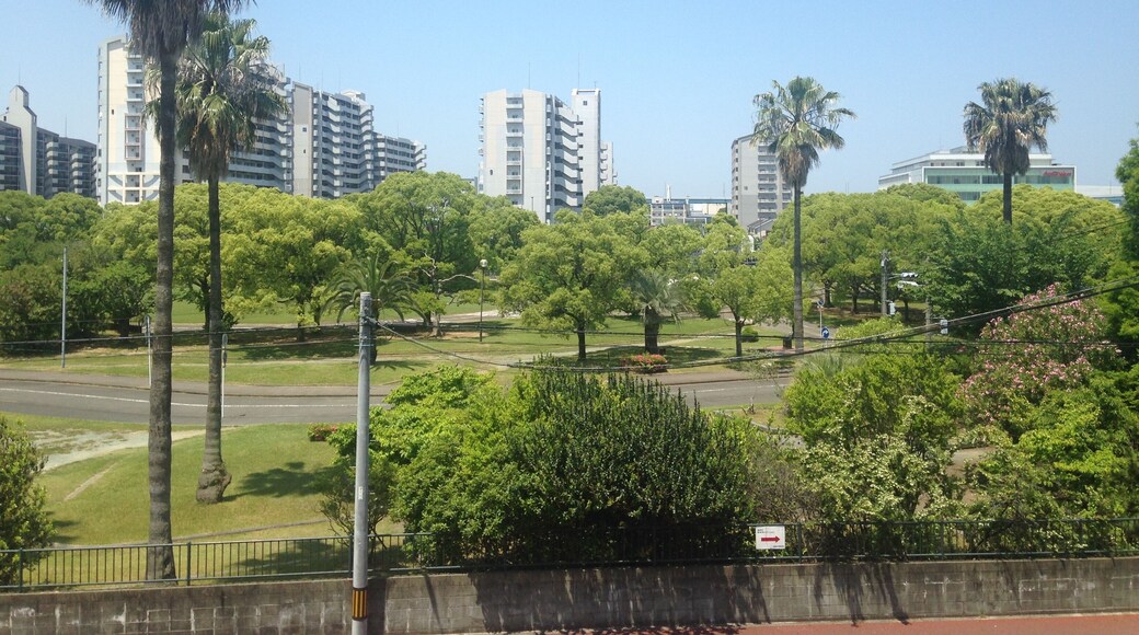貝塚駅(福岡市営地下鉄・西鉄)より望む貝塚公園