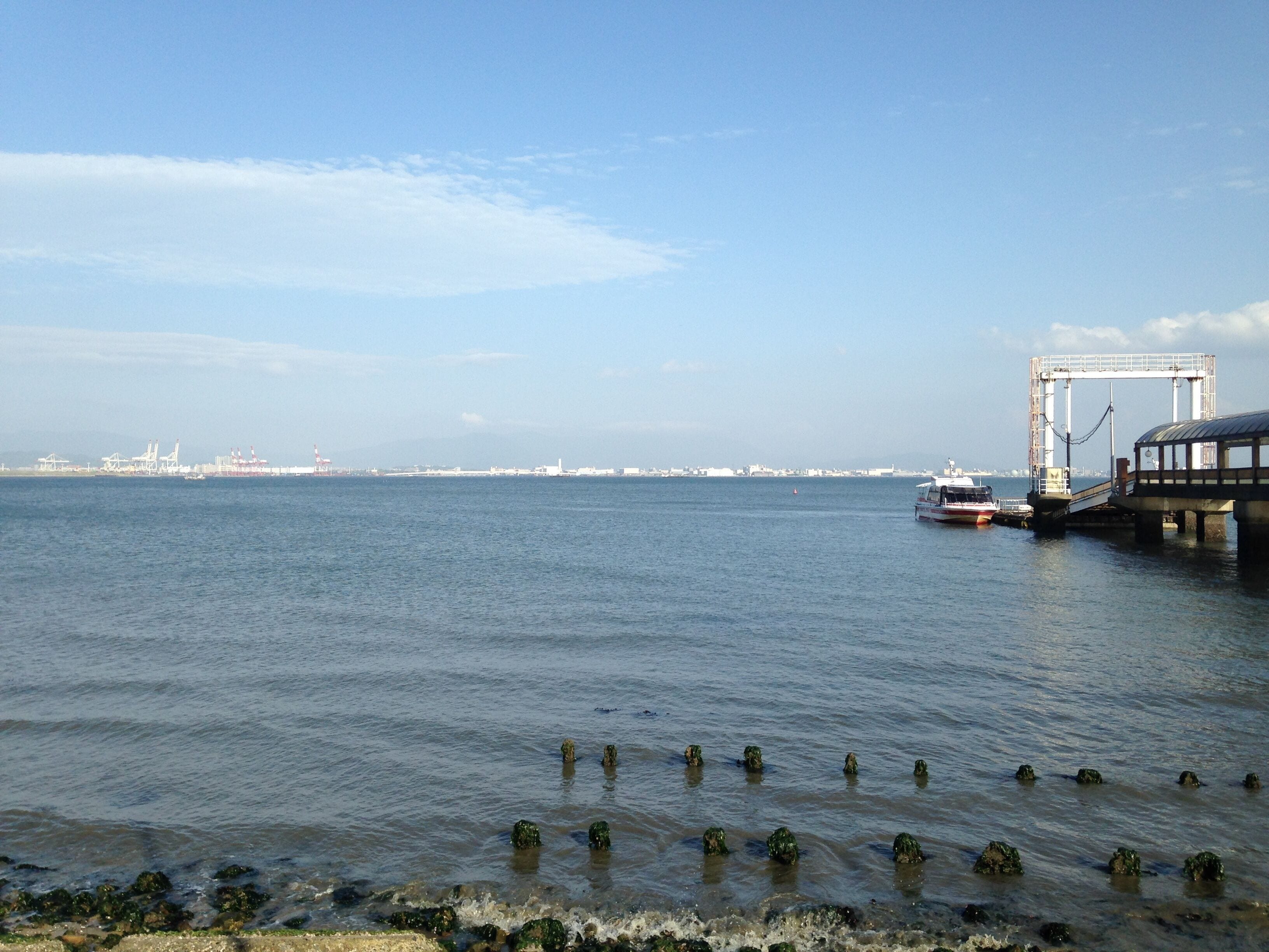 マリンワールド海の中道付近より望む博多湾(博多埠頭方面)