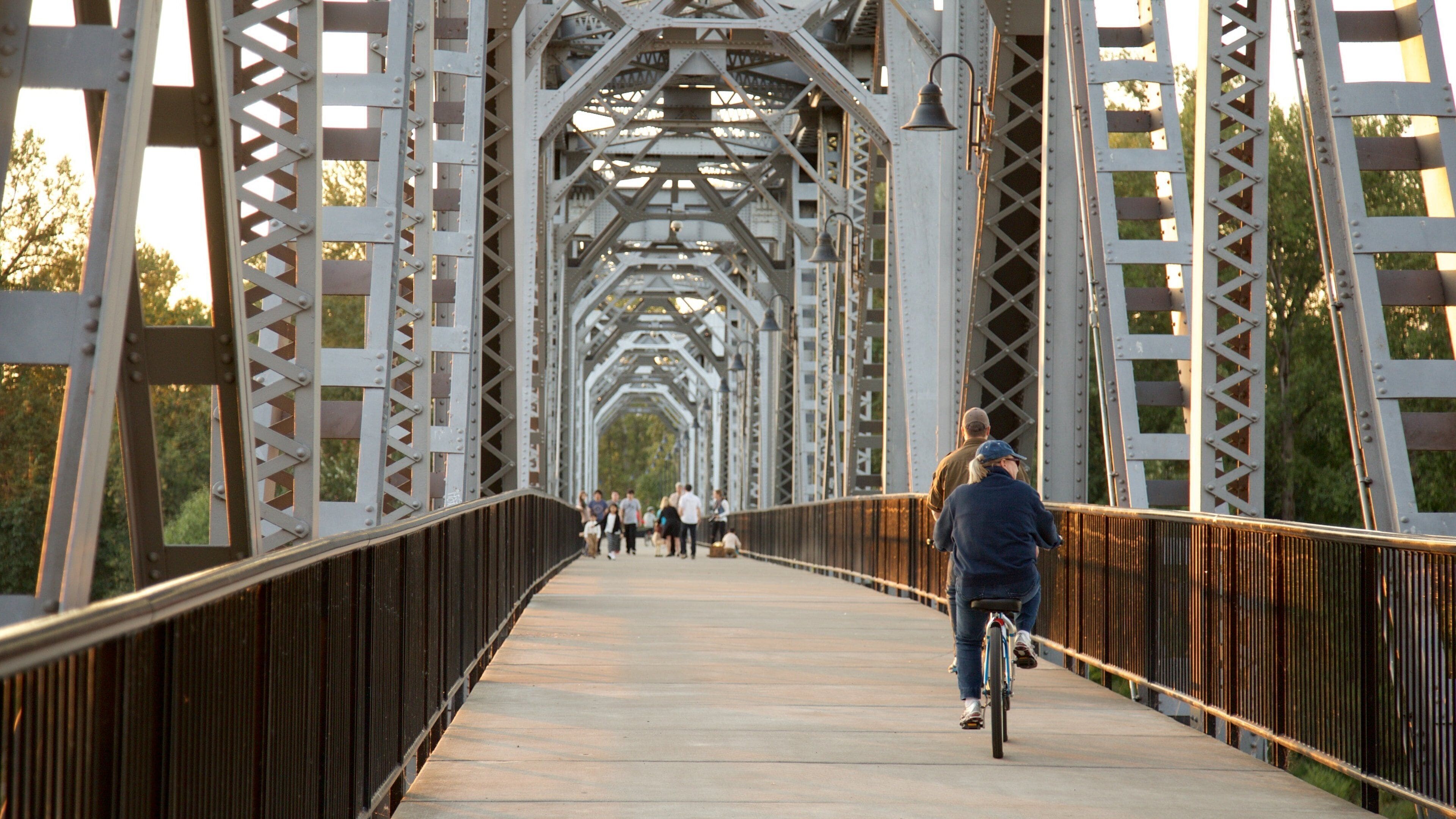 Salem som omfatter cykling og en bro
